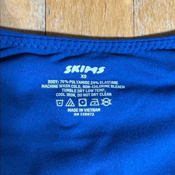 SKIMS long sleeve plunge bodysuit - Picture 4 of 5